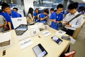  iPods als tragbare Kassenterminals bei Apple (DPA Picture Alliance 20526003)